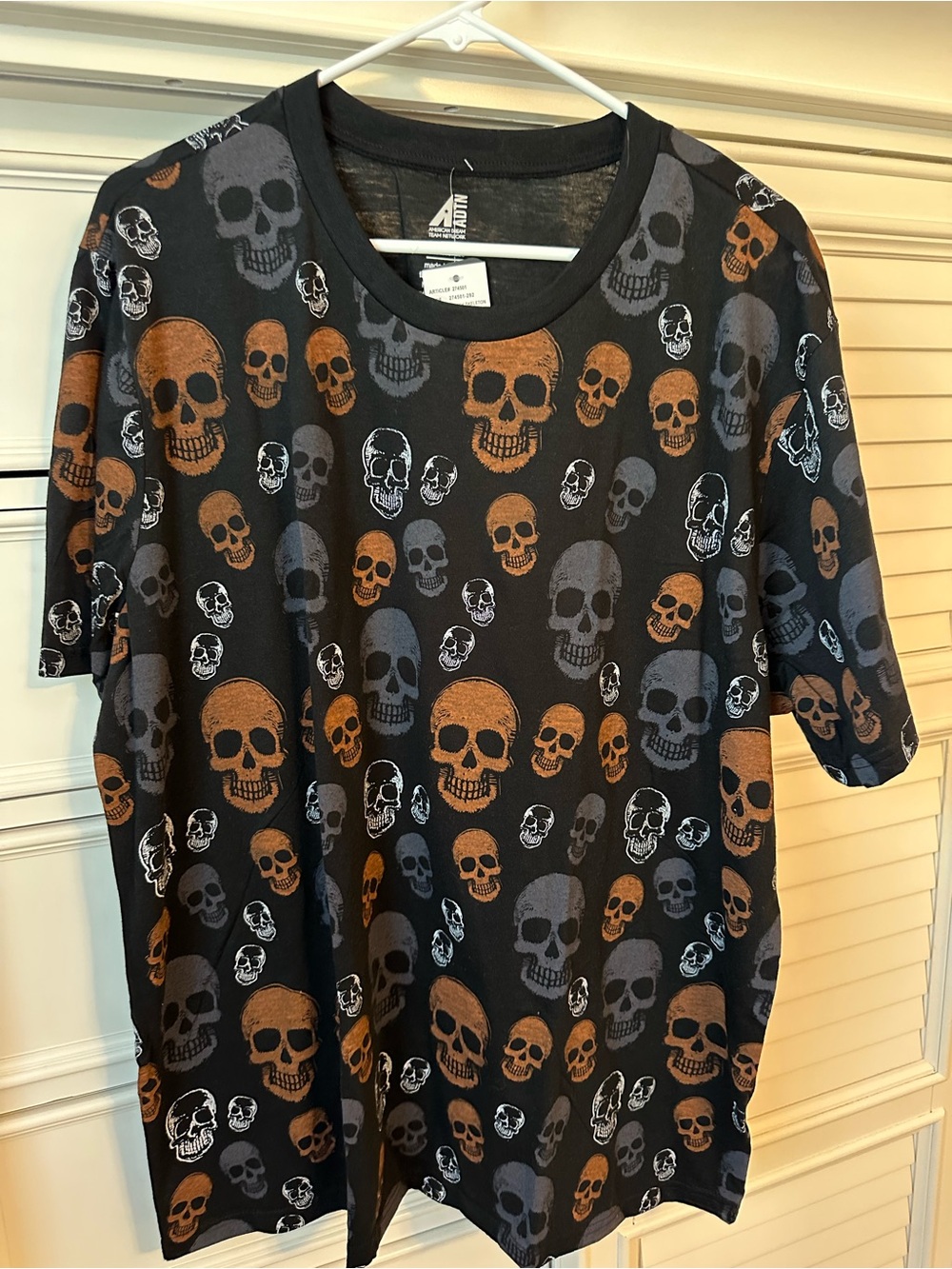 Men’s  Black Short Sleeve Tee with Orange & Gray Skull Print  NWT  Halloween